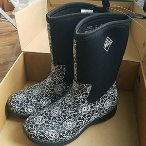 Muck Boots mid calf black and white swirl NEW